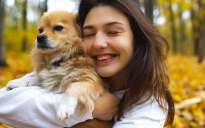 Smiling lady while hugging the dog